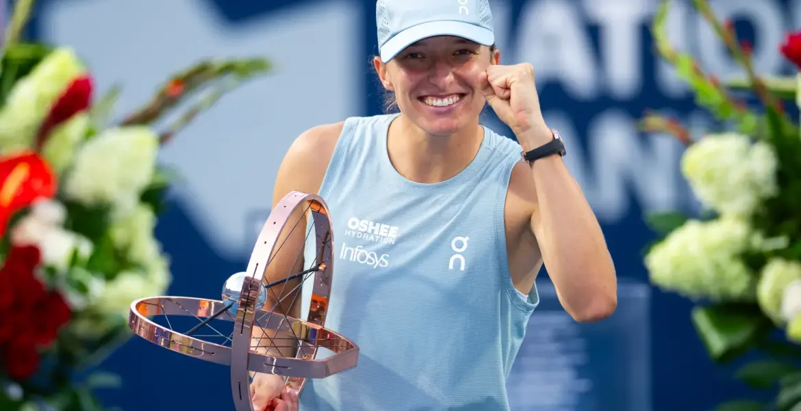 Iga Swiatek takes swing at critics after ending title drought in Canada