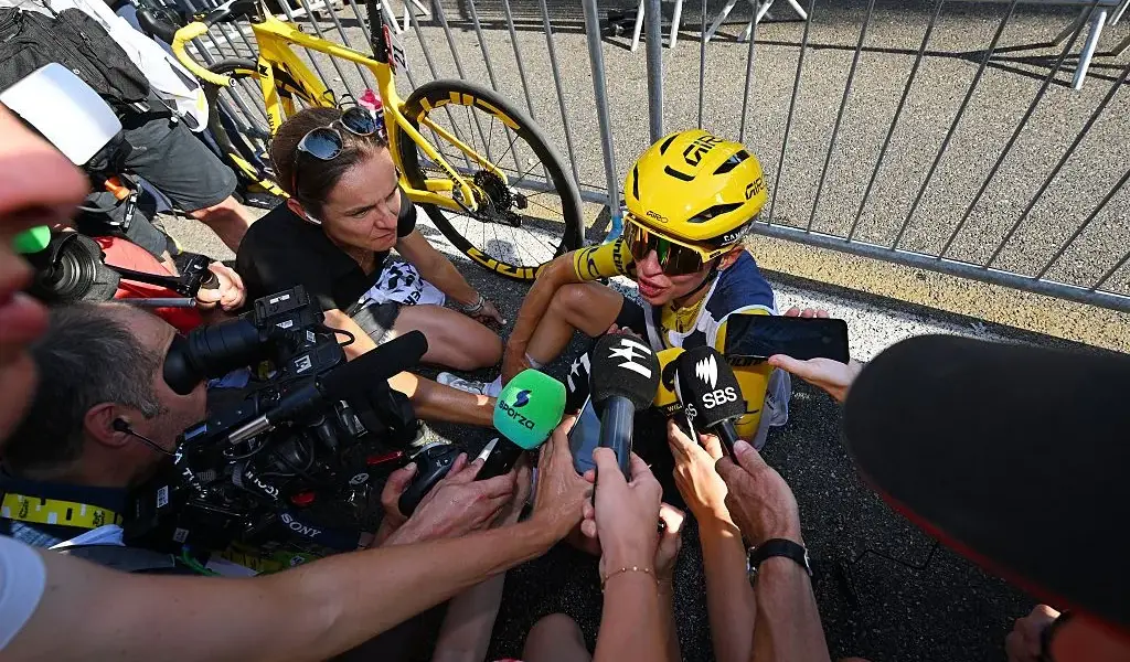 Tour de France Femmes: Vollering’s late escape for yellow leaves Niewiadoma fuming